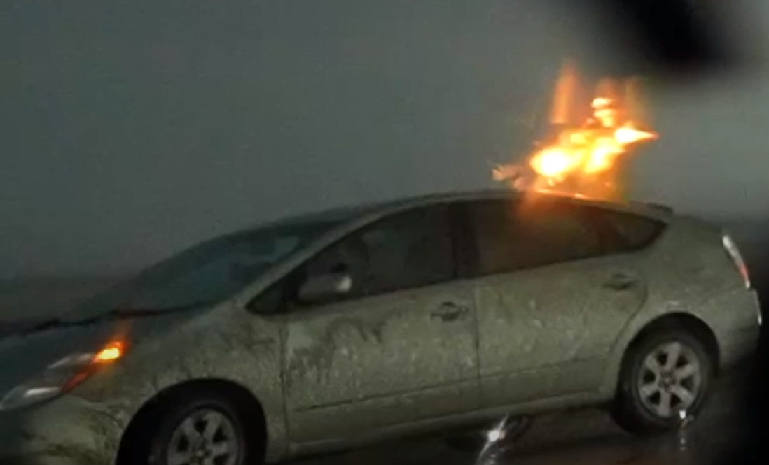 Κεραυνός χτυπάει αυτοκίνητο: Το περιστατικό κατέγραψαν κάμερες