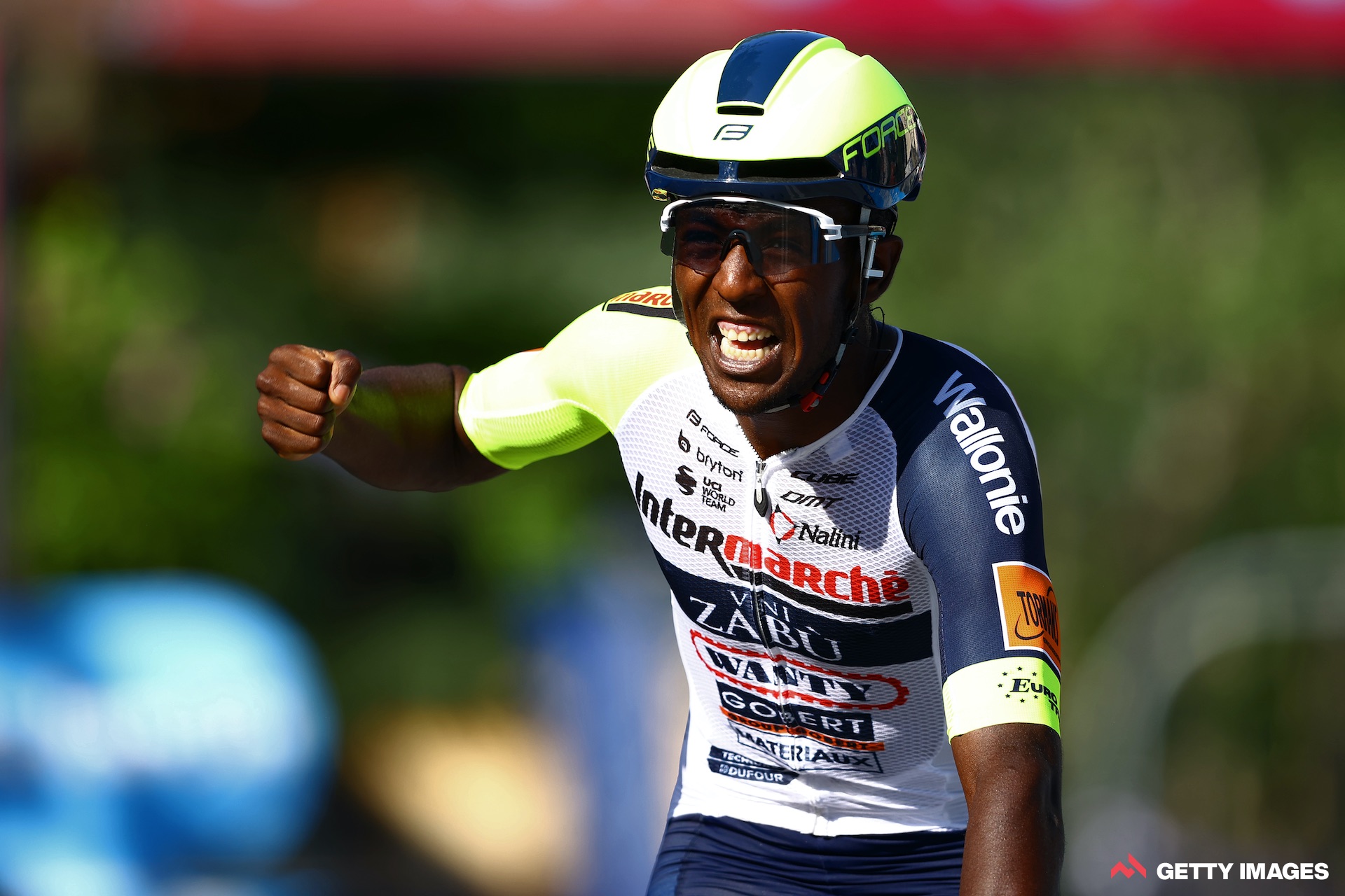 Giro d’Italia in bicicletta: vincitore infortunato dal tappo dello champagne