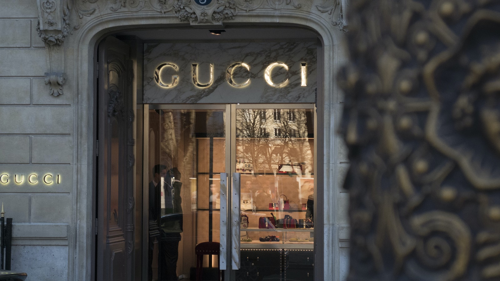 Ομπρέλα Gucci: Λίστα αναμονής κι ας μην… επιτελεί την πιο βασική λειτουργία