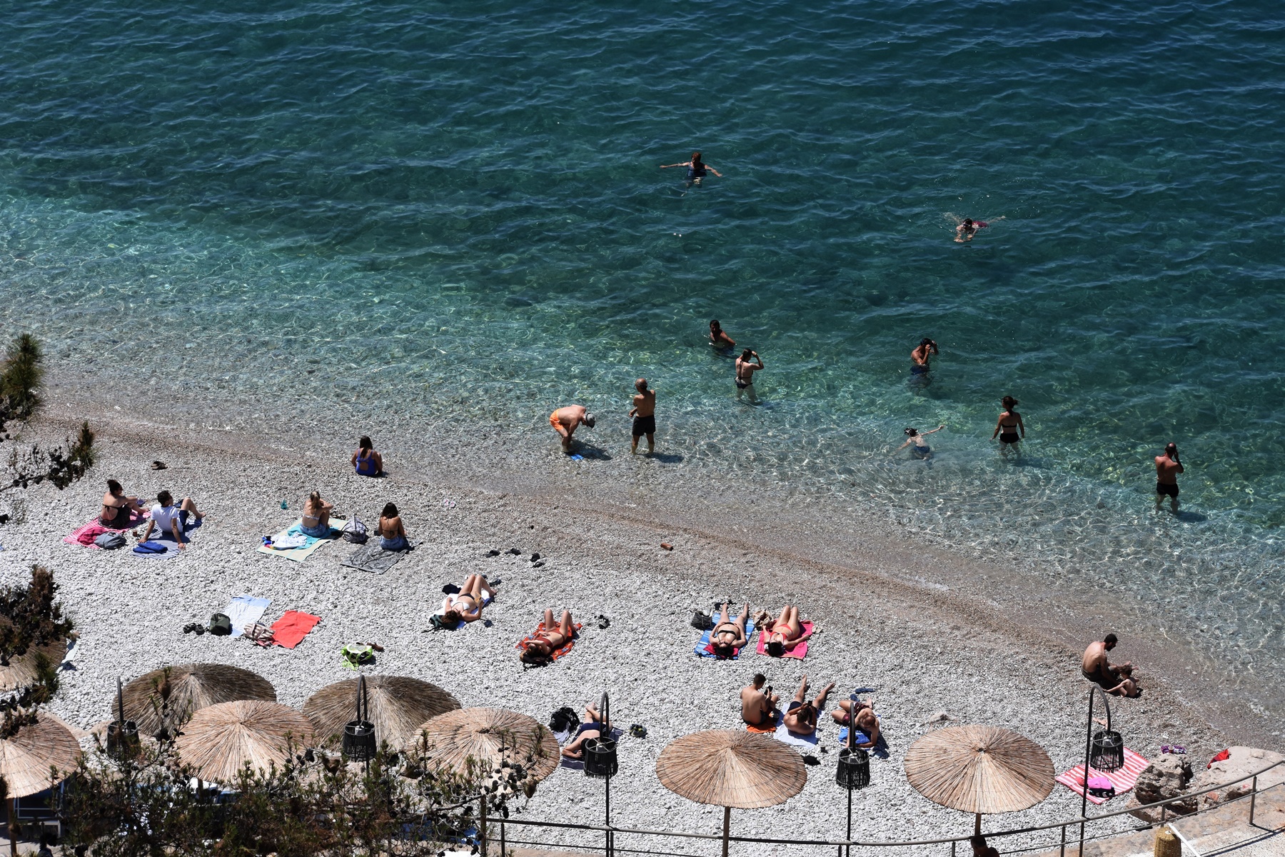 Γεμάτες παραλίες Αττικής: Βουτούν για λίγη δροσιά οι Αθηναίοι