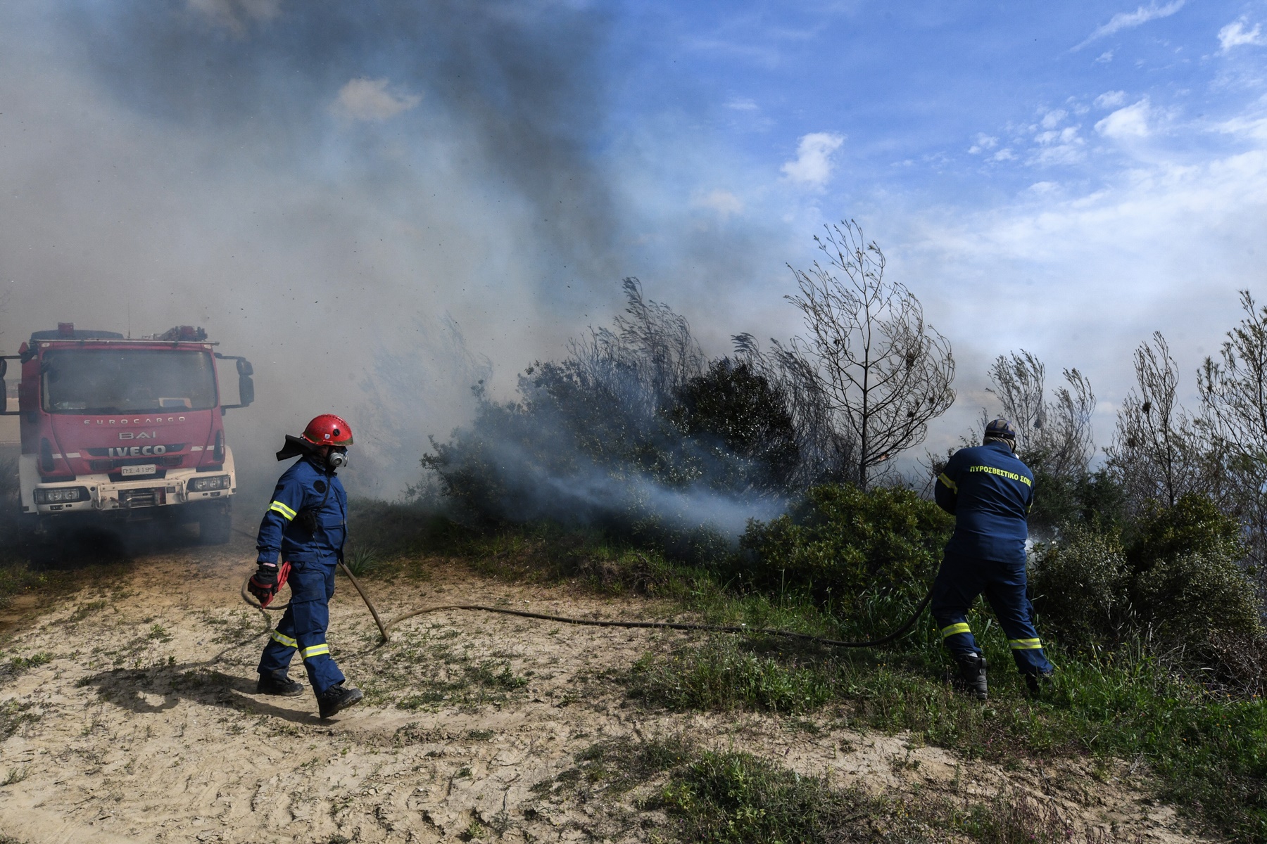 Φωτιά στη Σαλαμίνα: Στις φλόγες δασική έκταση στην περιοχή Αιάντειο