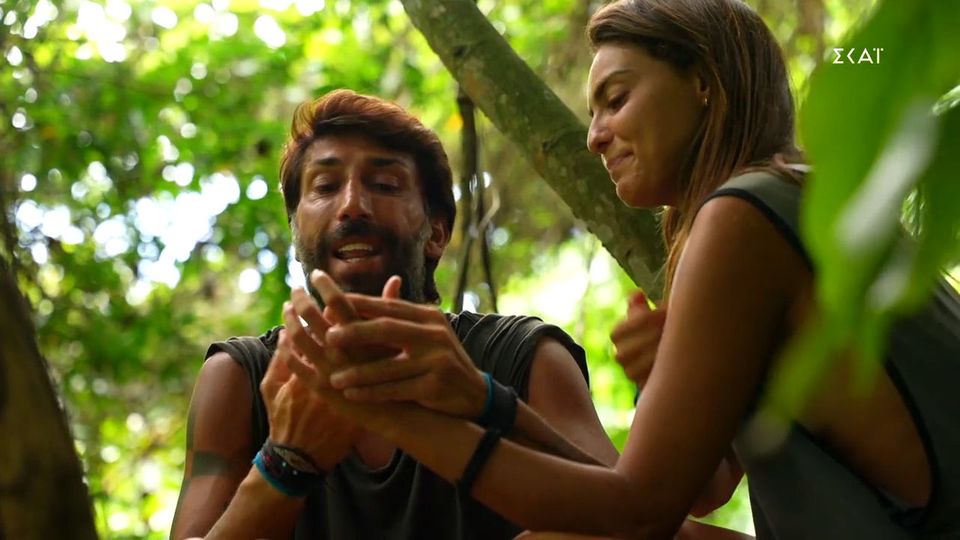 Survivor Εμμανουήλ: Ο Κωνσταντίνος «διάβασε» το χέρι της Βρισηίδας