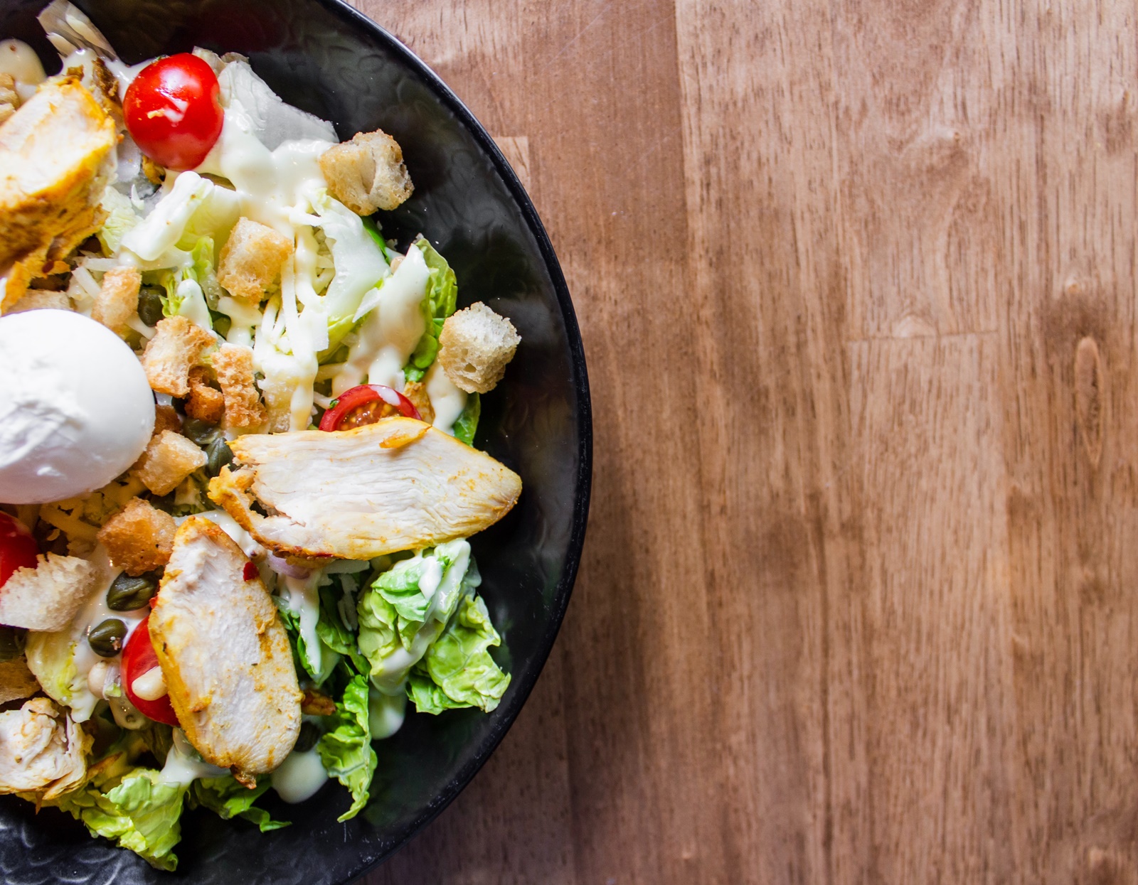 Ποιες σαλάτες παχαίνουν: Τα “υγιεινά πιάτα” που έχουν αξία… χάμπουργκερ