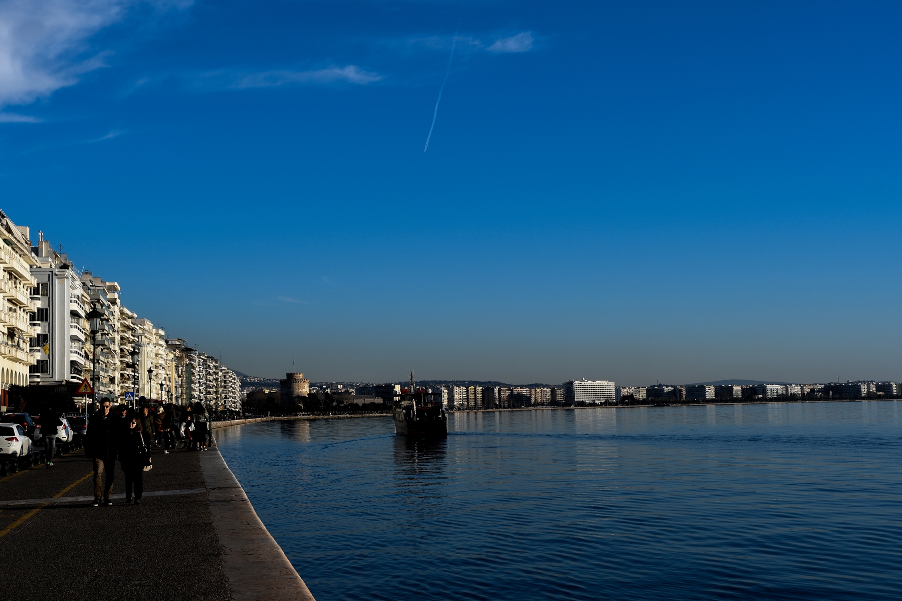 Ηλιοθεραπεία – λιμάνι Θεσσαλονίκης: Νεαρή τα «πέταξε» έξω και απόλαυσε τον ήλιο