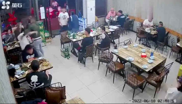 Πατούν το κεφάλι γυναίκας: Ένα ανατριχιαστικό βίντεο σοκάρει την Κίνα