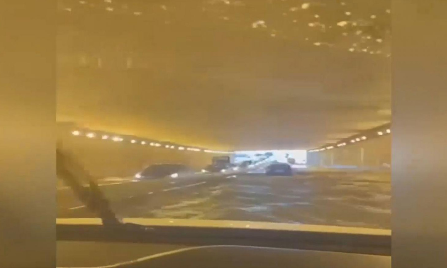 Θεσσαλονίκη πλημμύρες: Η επική αντίδραση νεαρής οδηγού ενώ κινδύνευε από τα ορμητικά νερά