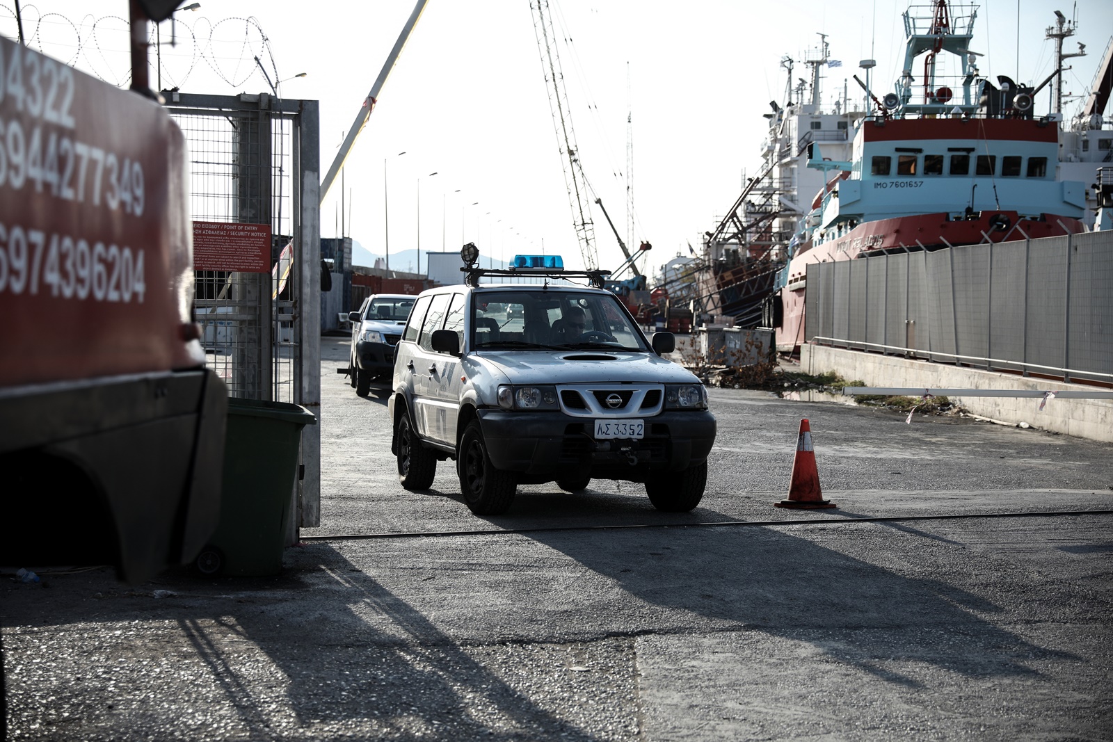 Θερμαϊκός σύλληψη: Έπεσε στα νερά με τις χειροπέδες «Αφήστε με να πεθάνω»