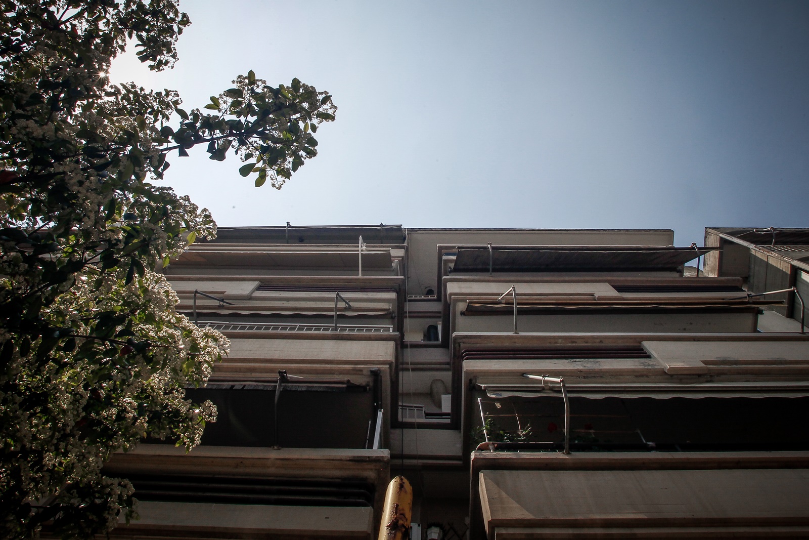 Γλυφάδα τραγωδία: Παιδί 18 μηνών έπεσε από 4ο όροφο πολυκατοικίας