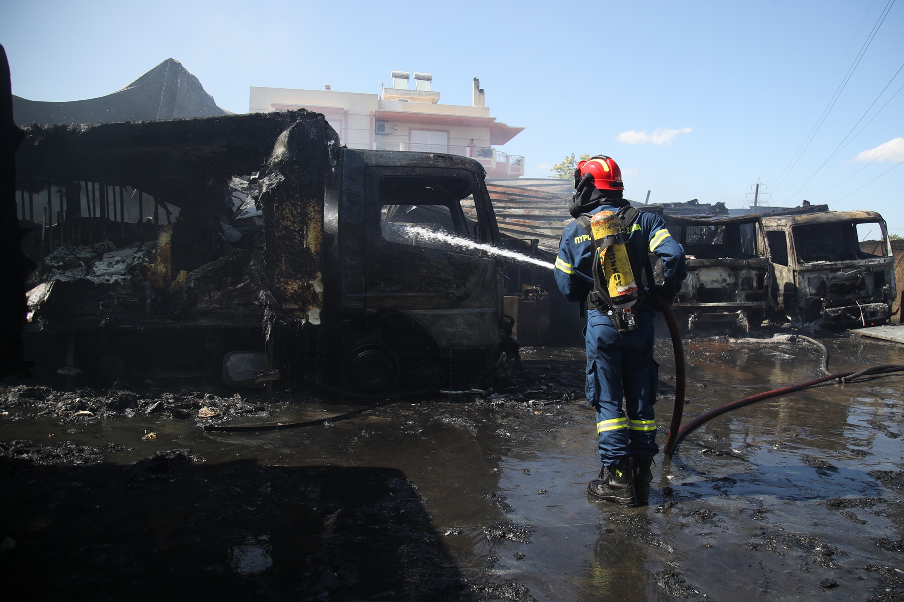 Φωτιά στο Μενίδι τώρα: Υπό έλεγχο η πυρκαγιά στο επαγγελματικό κτίριο