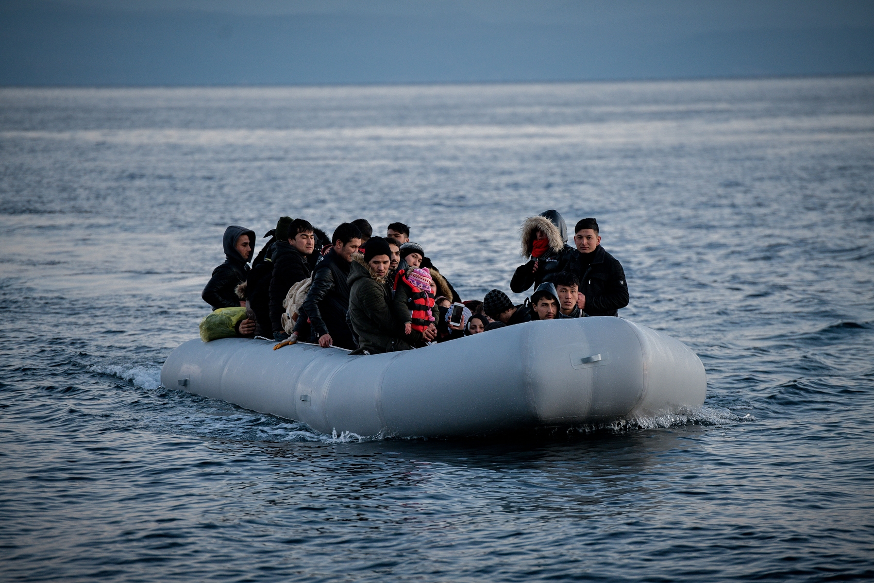 Μετανάστες Ρόδος: Φτάνουν στην παραλία «Τσαμπίκα» και περνούν δίπλα από λουόμενους