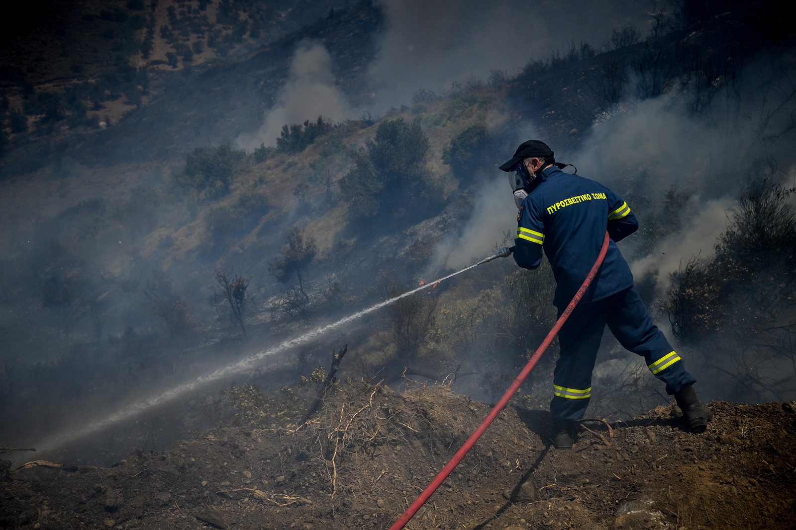 Πυρκαγιά στο Αλιβέρι: Ισχυροί άνεμοι στην περιοχή