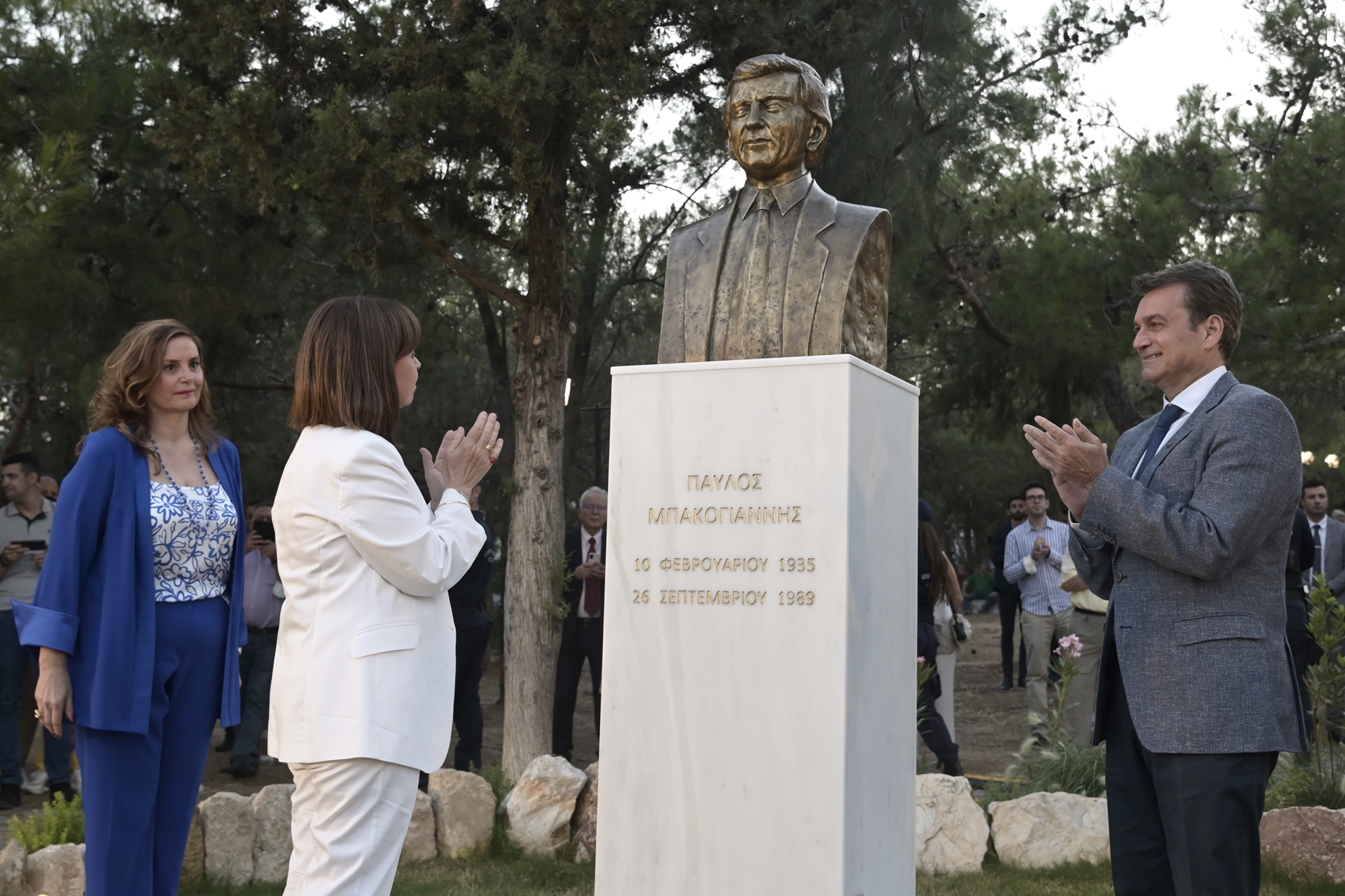 Προτομή Παύλου Μπακογιάννη: Αποκαλυπτήρια παρουσία Σακελλαροπούλου