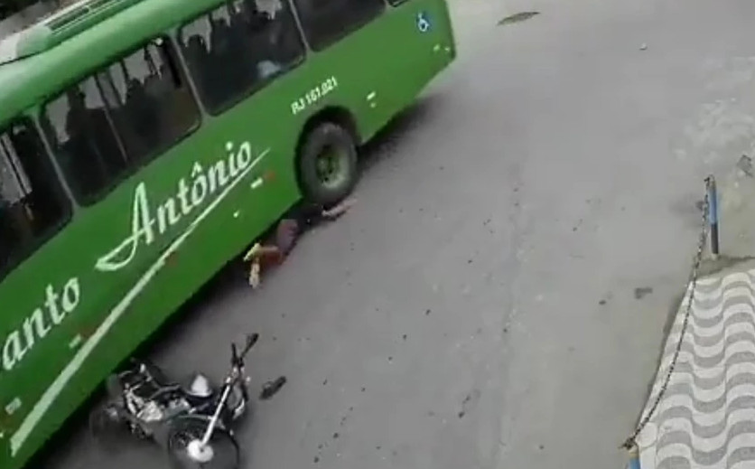 Λεωφορείο πατάει άνθρωπο στο κεφάλι: Τροχαίο σοκ στη Βραζιλία
