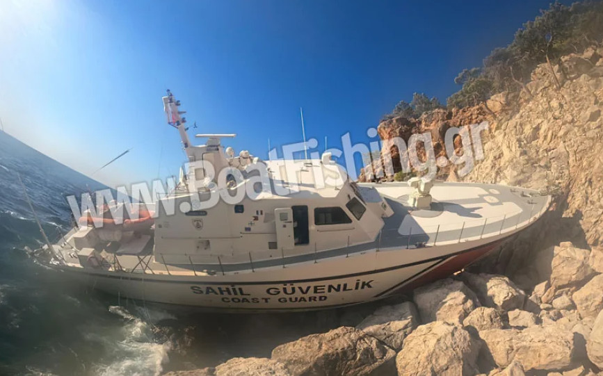 Τουρκικό σκάφος στα βράχια: Ατύχημα για λιμενικούς στην Αττάλεια