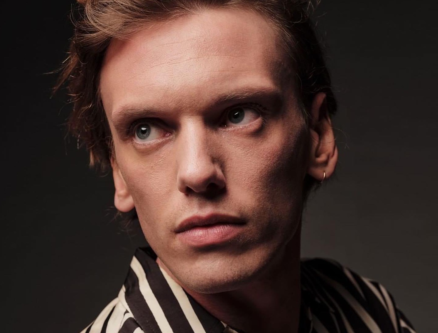 Stranger Things – Jamie Campbell Bower: Ο «κακός» της σειράς μιλάει για την περίοδο που ήταν αλκοολικός