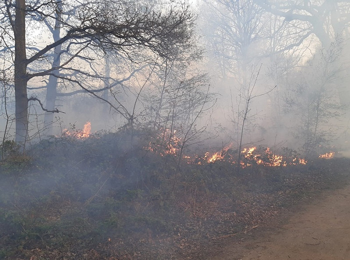 Αγρότης σταμάτησε τη φωτιά: Απίστευτες εικόνες στην Αγγκλία