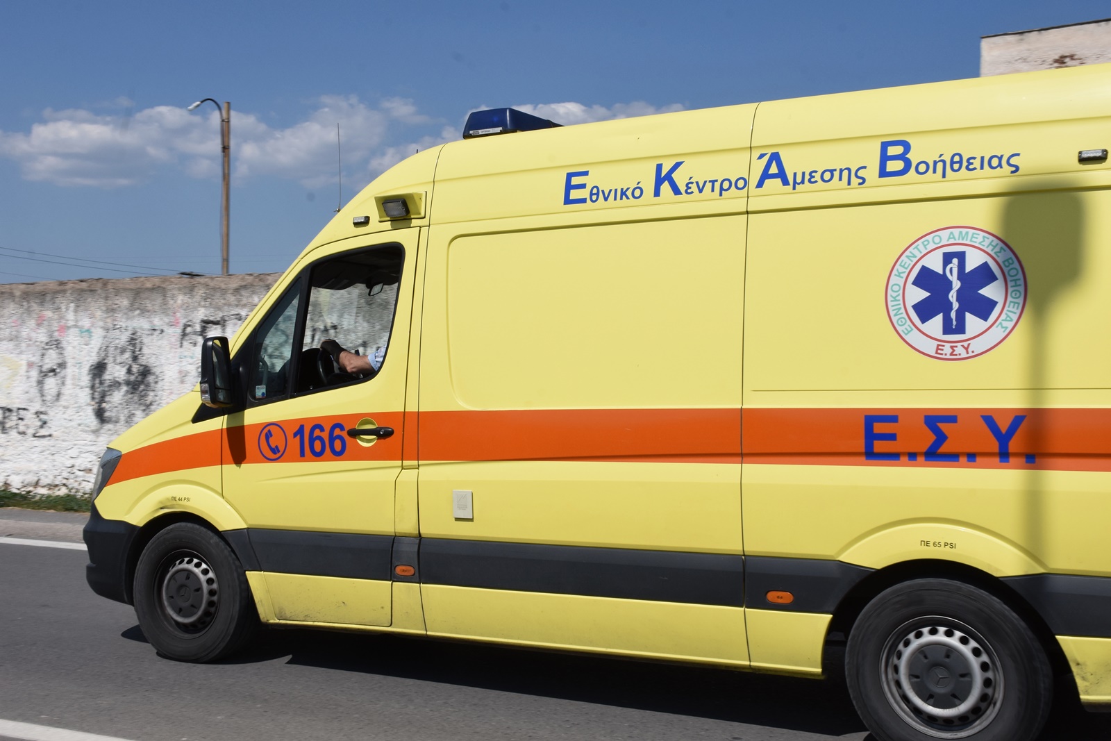 Πέταξαν πέτρες σε ασθενοφόρο: Πανικός στην Εθνική οδό Αθηνών – Κορίνθου