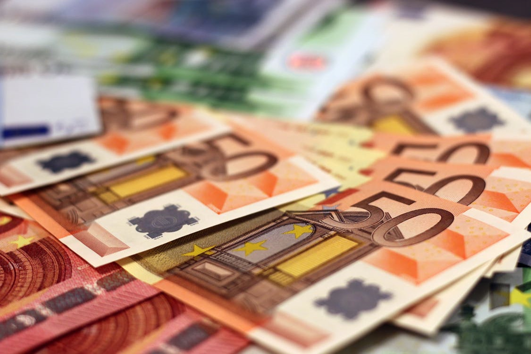 Ισοτιμία ευρώ – δολάριο: Νέα “βουτιά” του ευρωπαϊκού νομίσματος