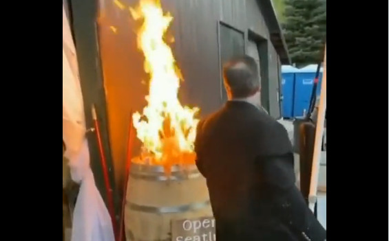 Απρόοπτα σε γάμους: Έβαλε φωτιά στο πάρτυ… στην κυριολεξία