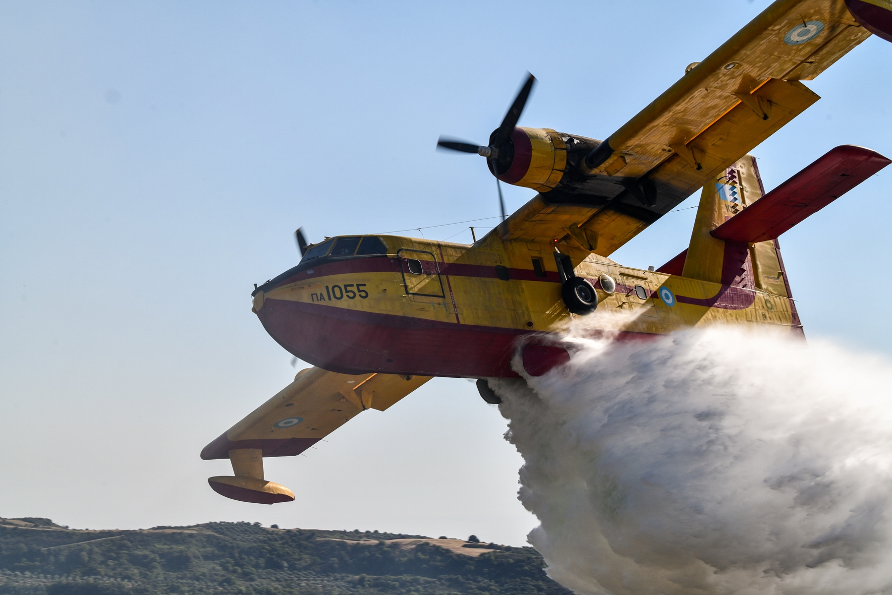 Αναγκαστική προσθαλάσσωση πυροσβεστικού αεροσκάφους: Επιχειρούσε στη φωτιά στη Νέα Πέραμο