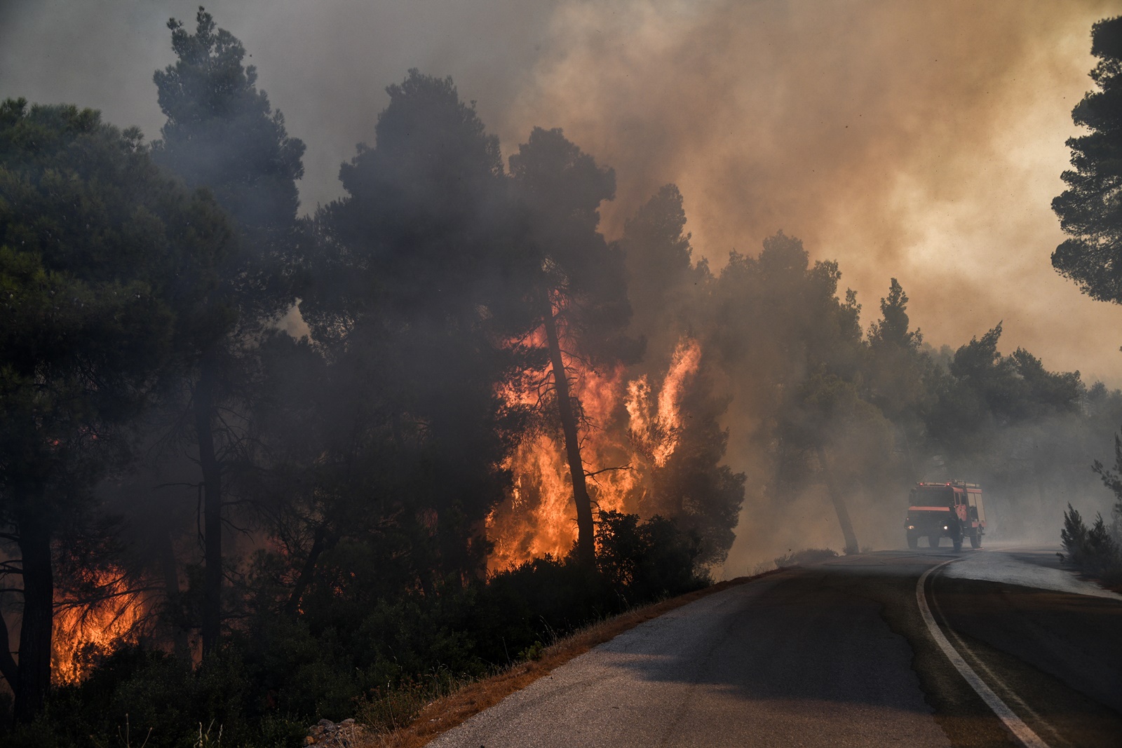 Φωτιά Ηλεία τώρα: Μήνυμα από το 112, τρεις πυροσβέστες τραυματίες