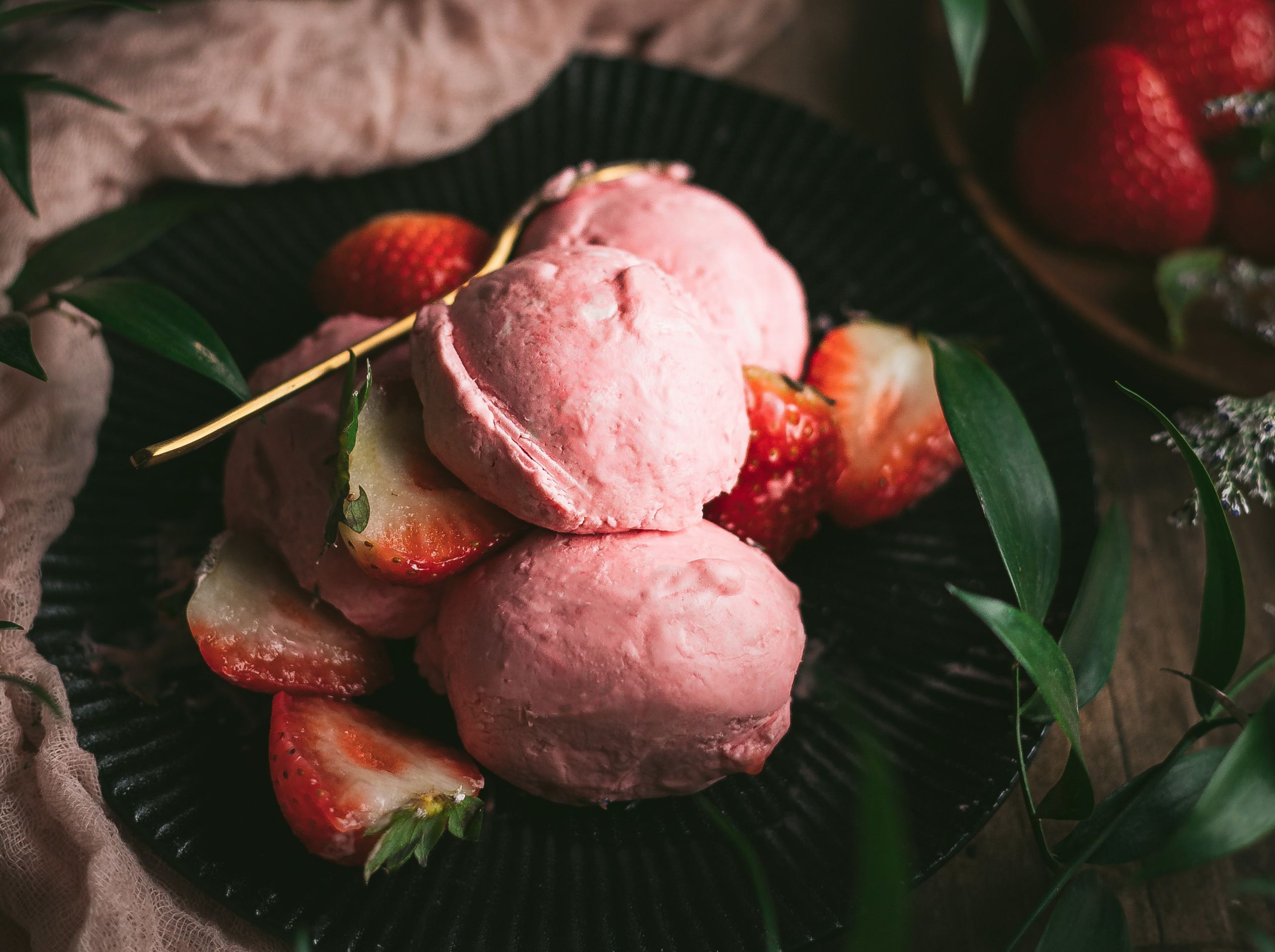 Εύκολο παγωτό με γιαούρτι: Ένα τέλειο επιδόρπιο, με κόκκινα φρούτα