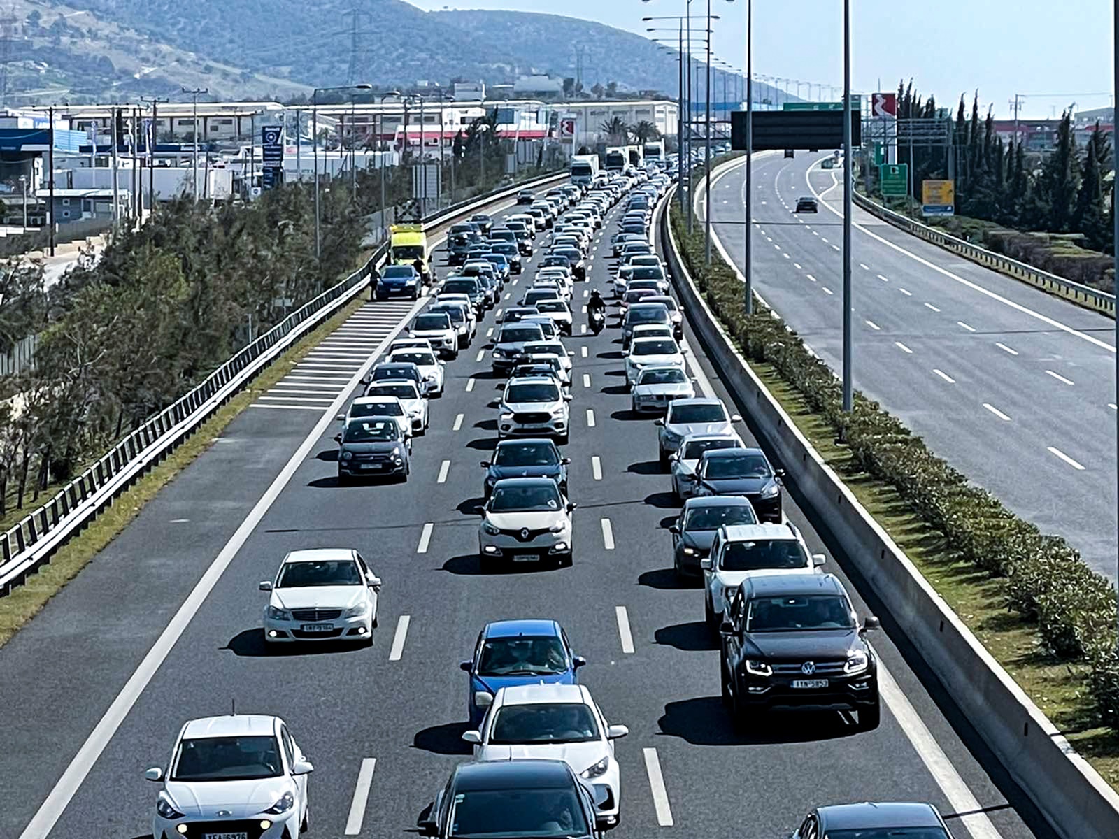 Αττική Οδός: Τροχαίο με νταλίκα που έπεσε πάνω στα κιγκλιδώματα στην Αττική Οδό.