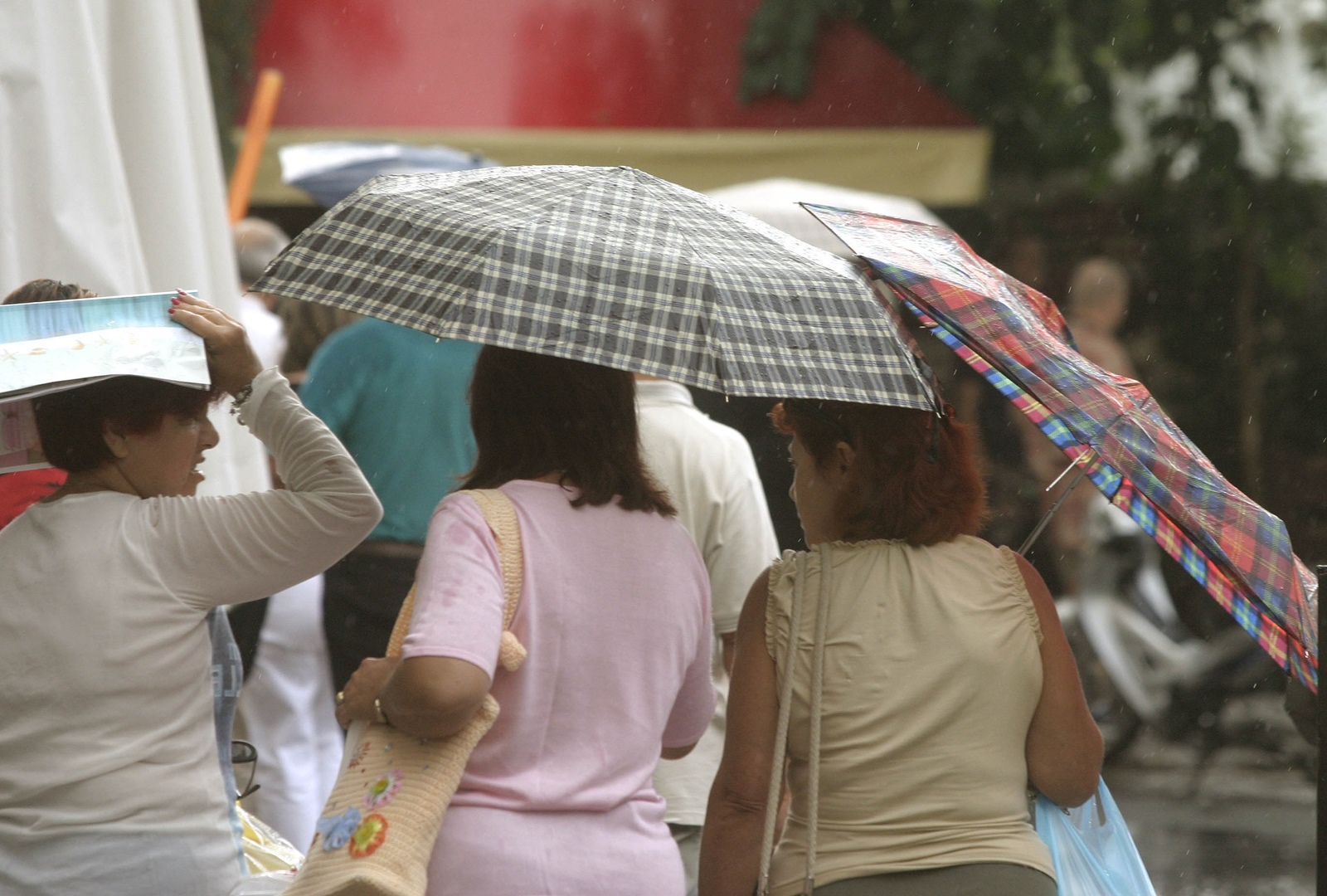 Καιρός: Ψυχρό Σαββατοκύριακο με μπόρες και καταιγίδες