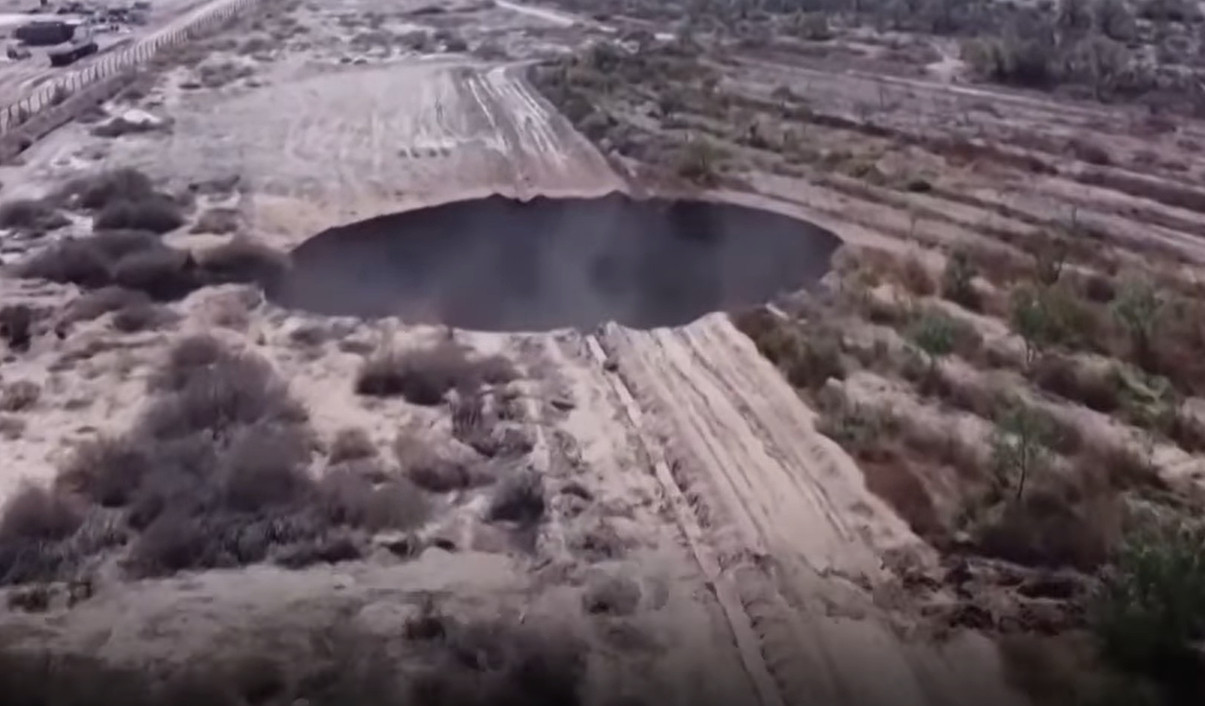 Μια τεράστια τρύπα στο έδαφος: Τι κρύβεται μέσα στα 200 μέτρα βάθος