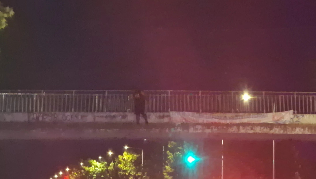Άντρας ανέβηκε σε γέφυρα: Αναστάτωση στη Θεσσαλονίκη
