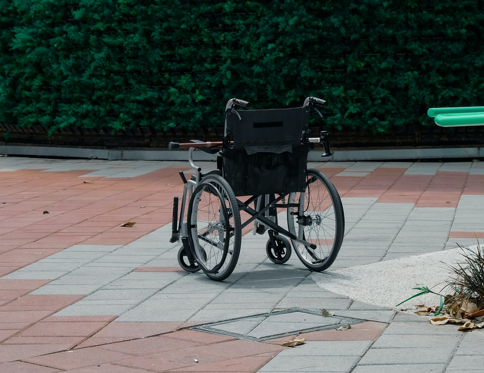 Παραλίγο κλήση σε ανάπηρο ελλείψει πεζοδρομίου