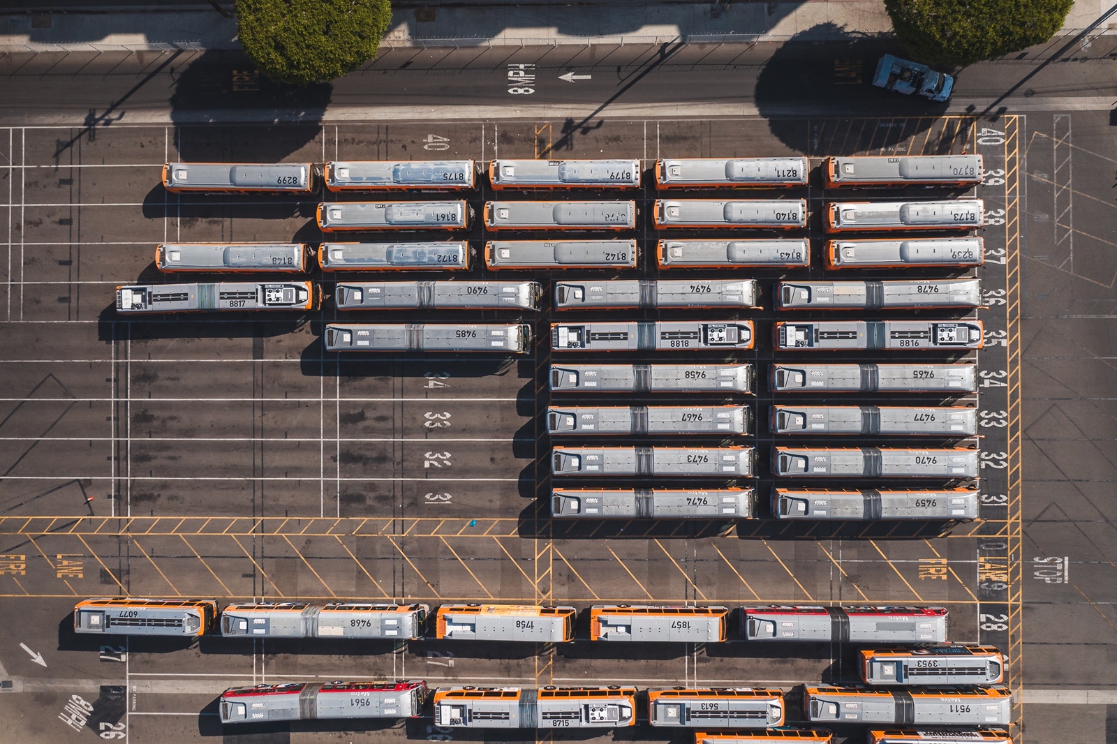 Λεωφορεία που προστατεύουν από τον κορονοϊό: Στους δρόμους της Αθήνας 1.200 οχήματα