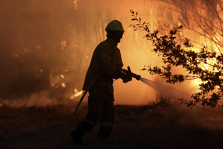 Ανεμοστρόβιλος φωτιάς: Σπάνιο φαινόμενο στην Πορτογαλία