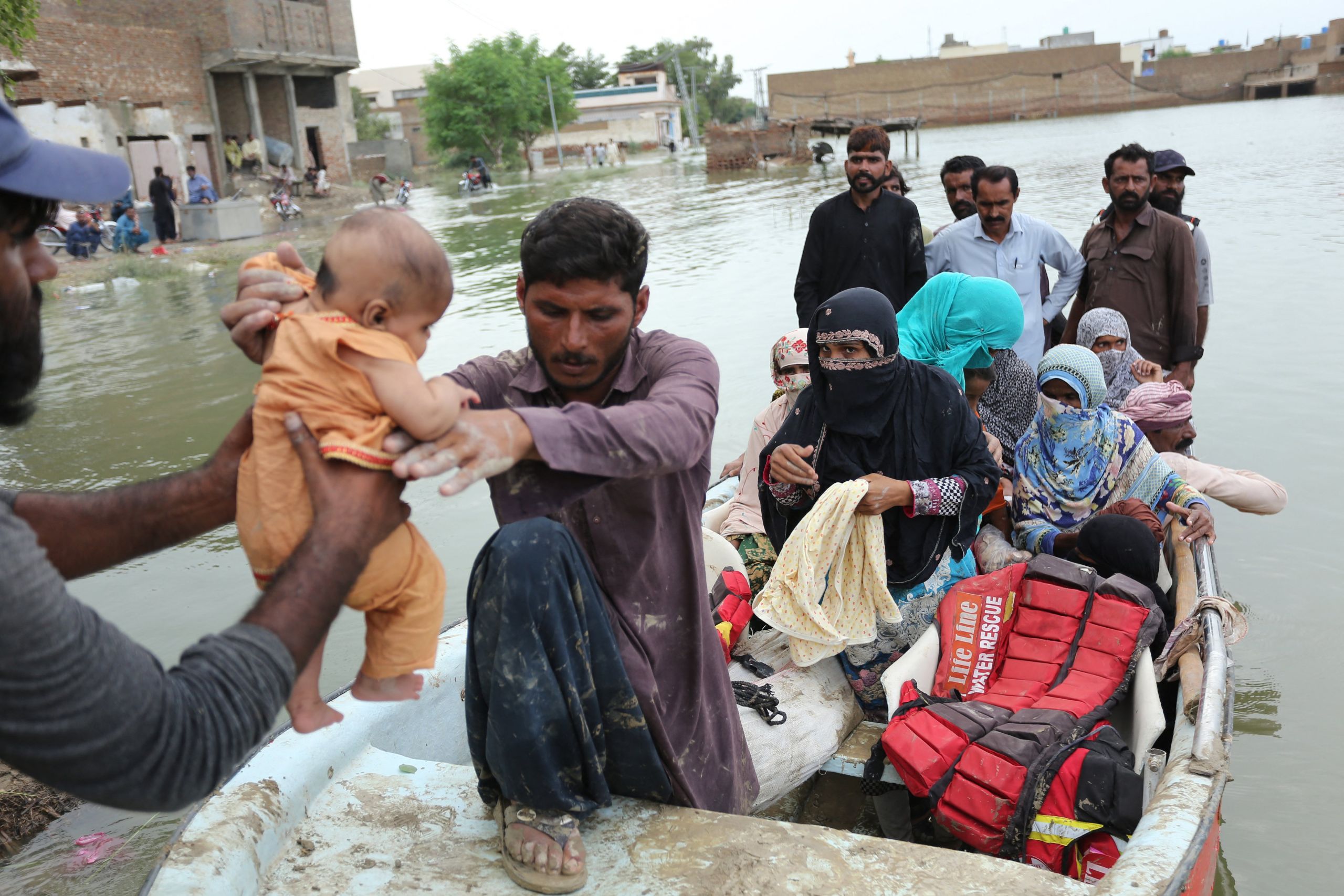Πακιστάν πλημμύρες: Σχεδόν 1.000 νεκροί και εκατομμύρια εκτοπισμένοι