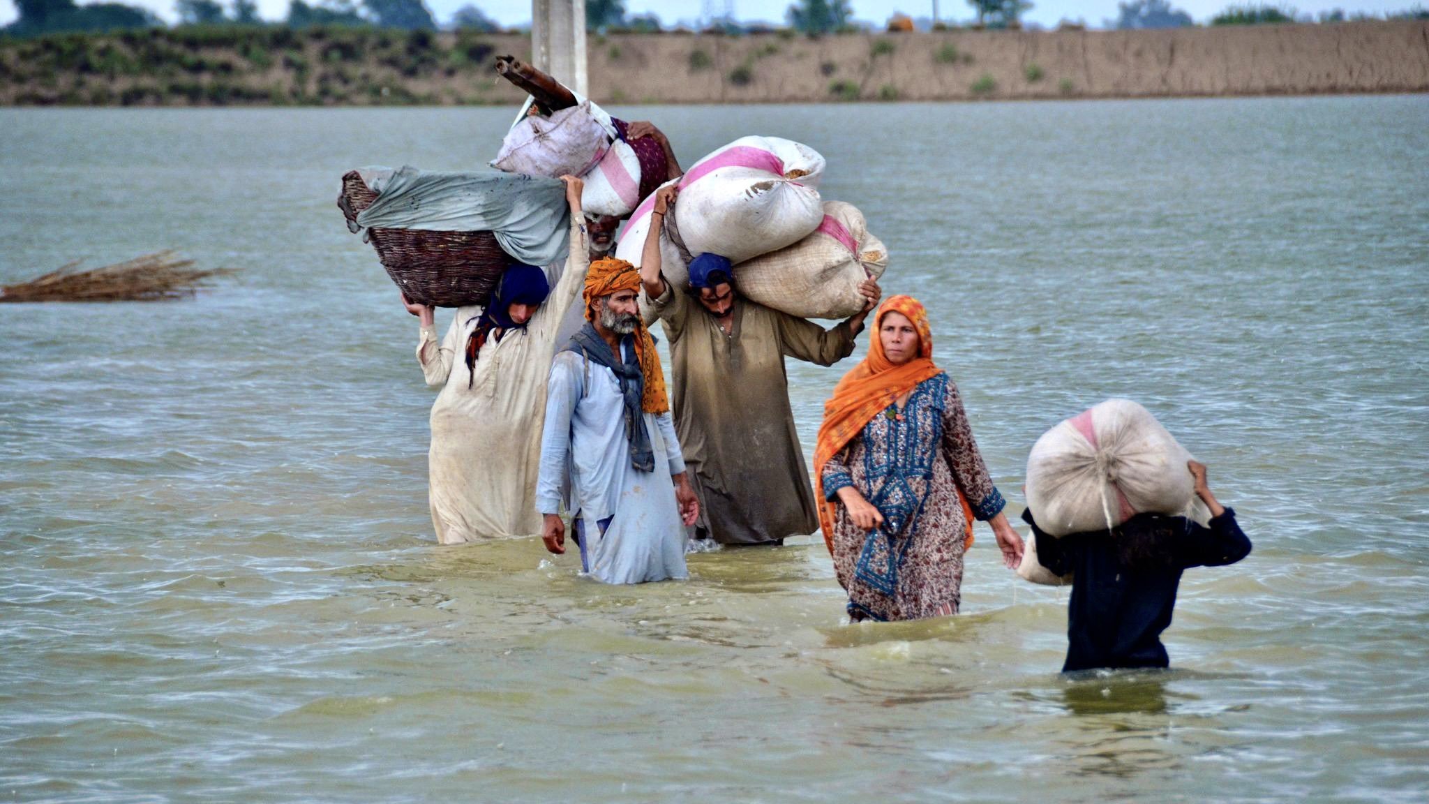 Πακιστάν πλημμύρες: Έκανε ρεπορτάζ βουτηγμένος στο νερό μέχρι τον λαιμό