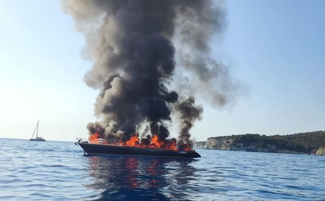 Σκάφος Παξοί: Άδοξο τέλος για το ιστιοφόρο μετά τη φωτιά
