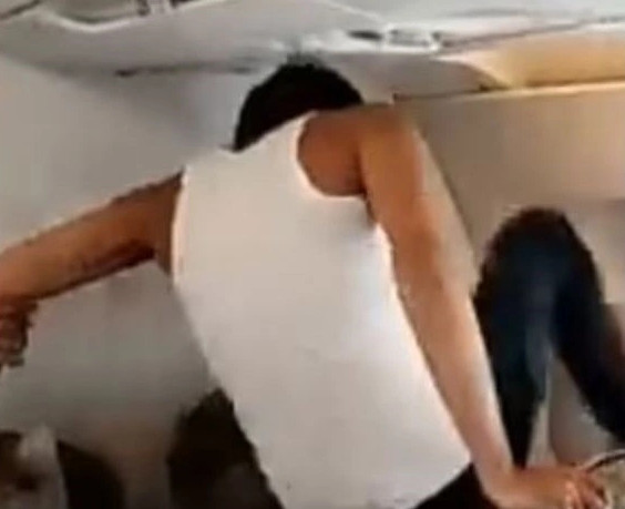 Χαμός σε πτήση: Επιβάτης κλωτσάει με μανία παράθυρο