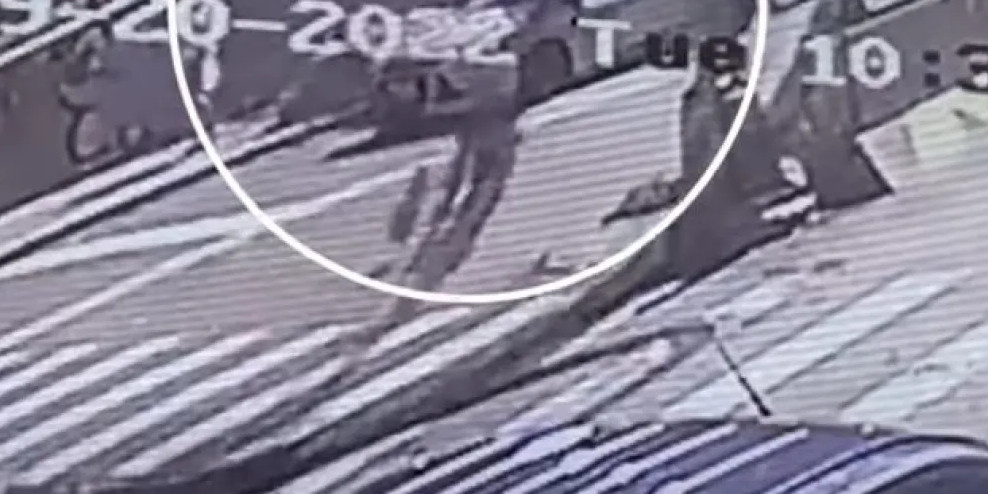 Γερανός έπεσε σε αυτοκίνητο: Δείτε βίντεο με την τρομακτική στιγμή