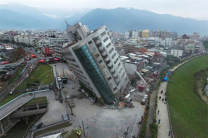 Ταϊβάν σεισμός: Κατέρρευσαν κτίρια, προειδοποίηση για τσουνάμι – Συγκλονιστικά βίντεο