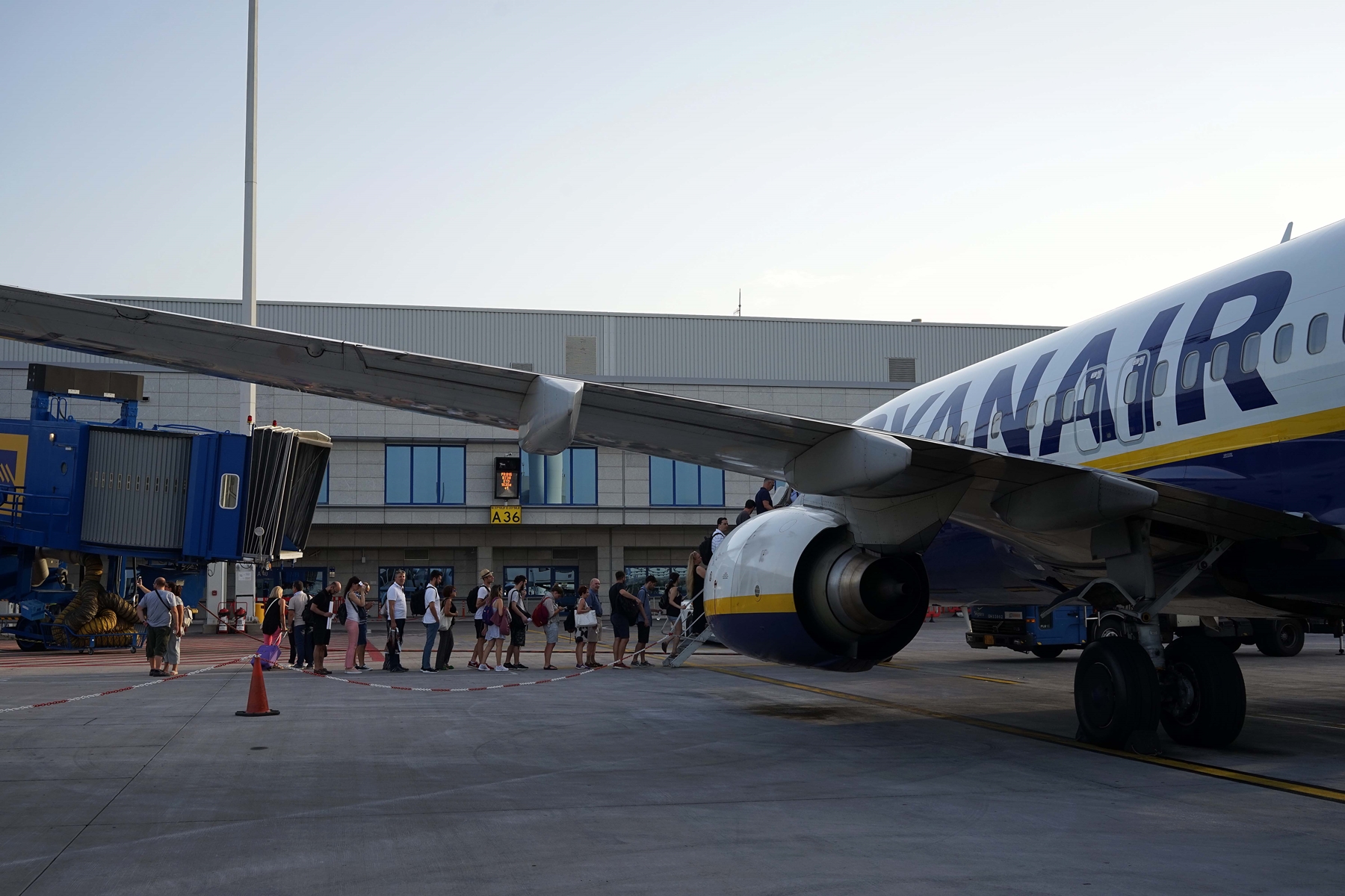 Ryanair – πτήσεις Ελλάδα: Γιατί μειώνει τα αεροπλάνα στην Αθήνα