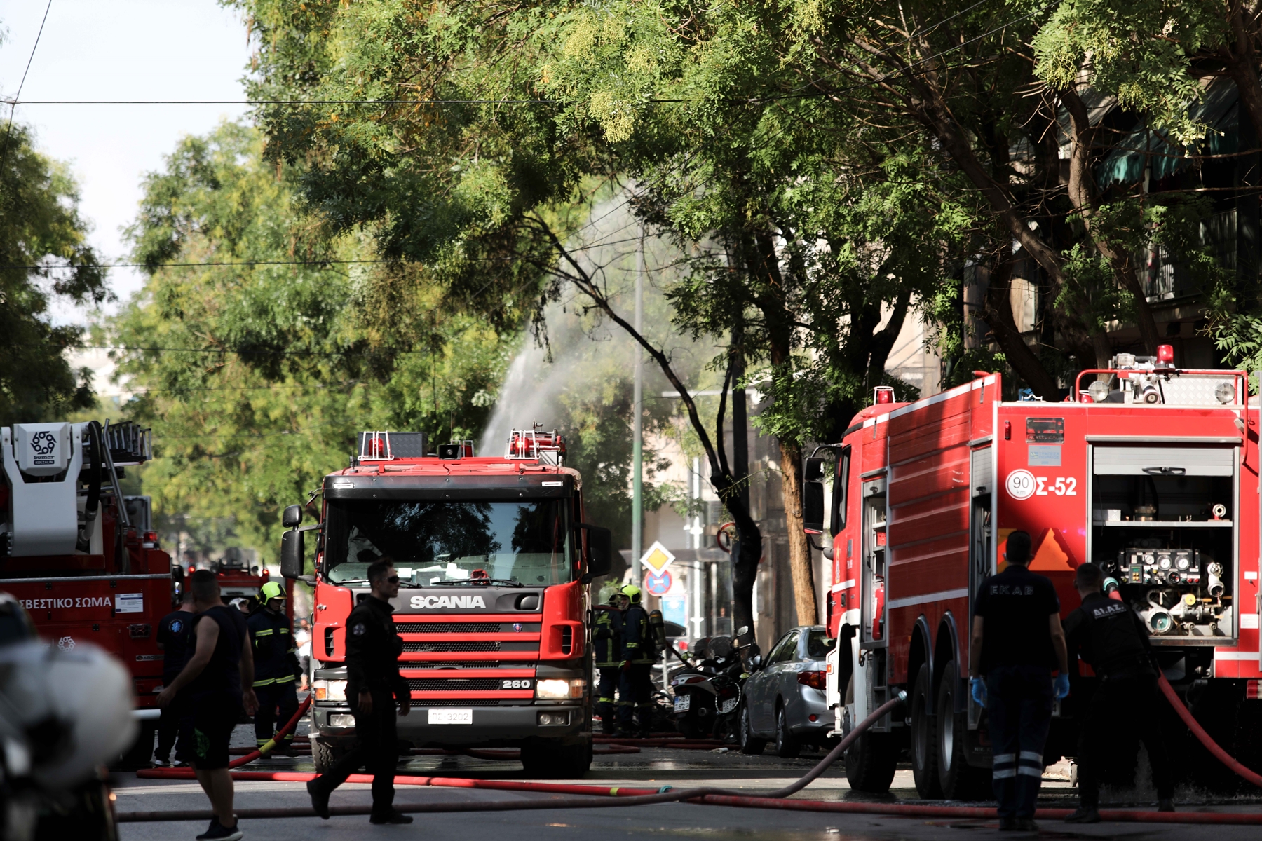 Εκρήξεις Αχαρνών: Μεγάλη επιχείρηση της πυροσβεστικής