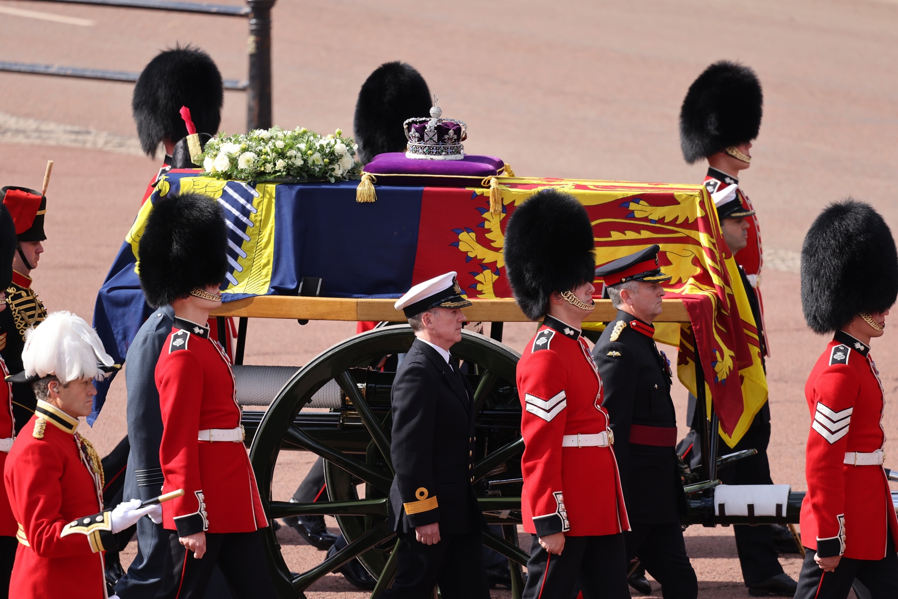 Πομπή βασίλισσας Ελισάβετ – Λονδίνο: Πεζή ακολουθούν οι Κάρολος, Γουίλιαμ, Χάρι