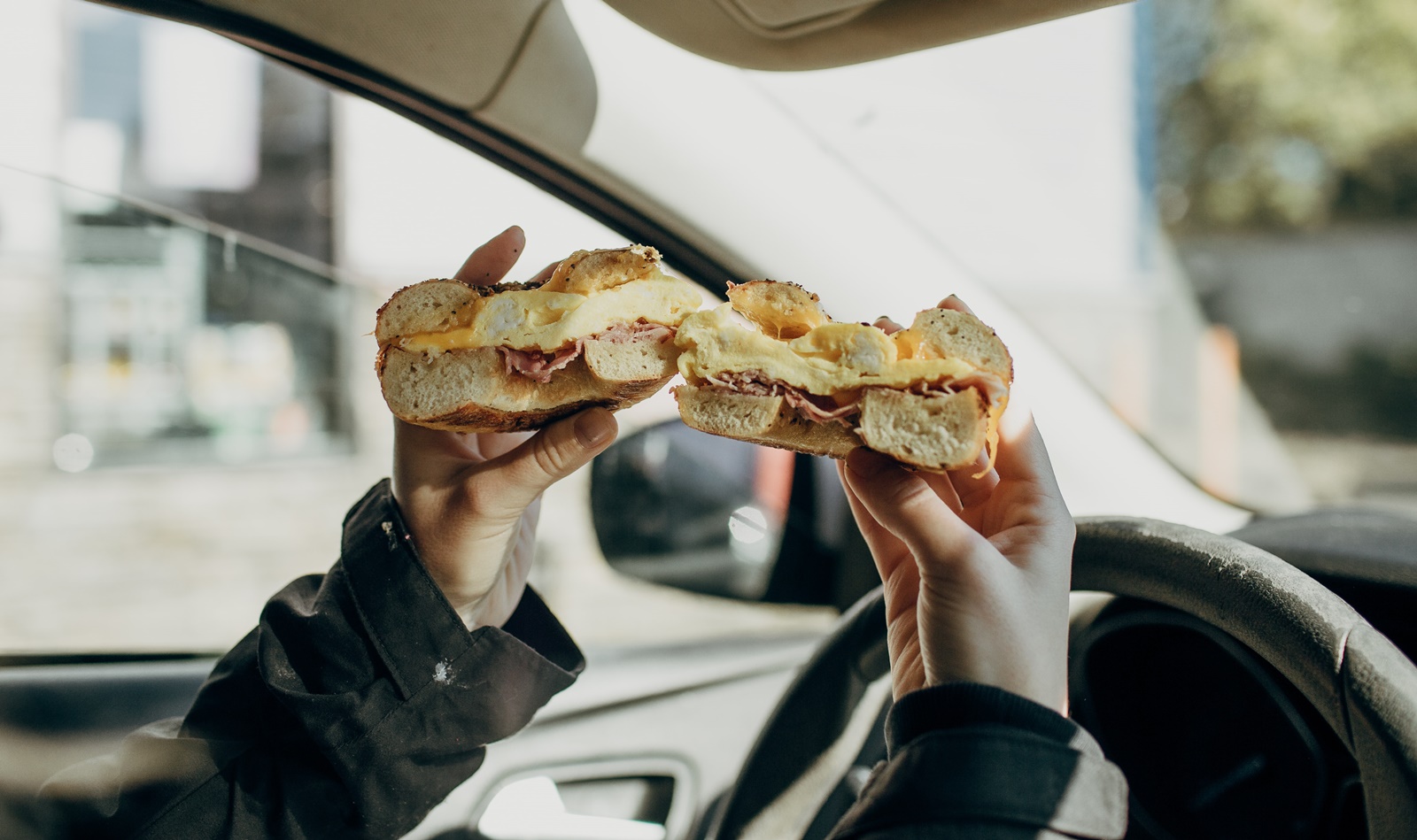 Φαγητό στο αυτοκίνητο – πρόστιμο ΚΟΚ: Τι προβλέπει ο κώδικας