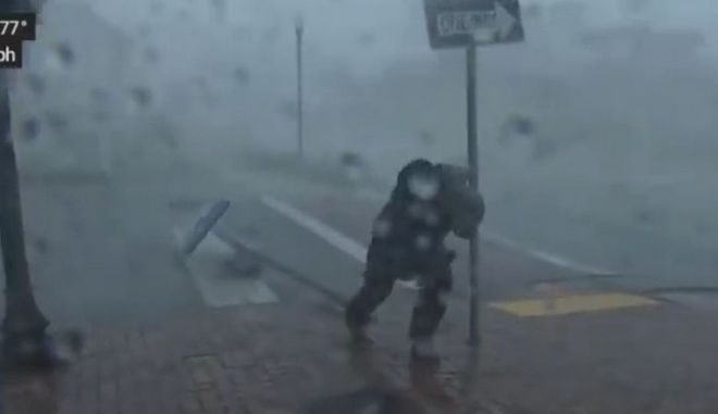 Κυκλώνας Ίαν Φλόριντα: Μετεωρολόγος παλεύει να σταθεί, σοκάρει το βίντεο