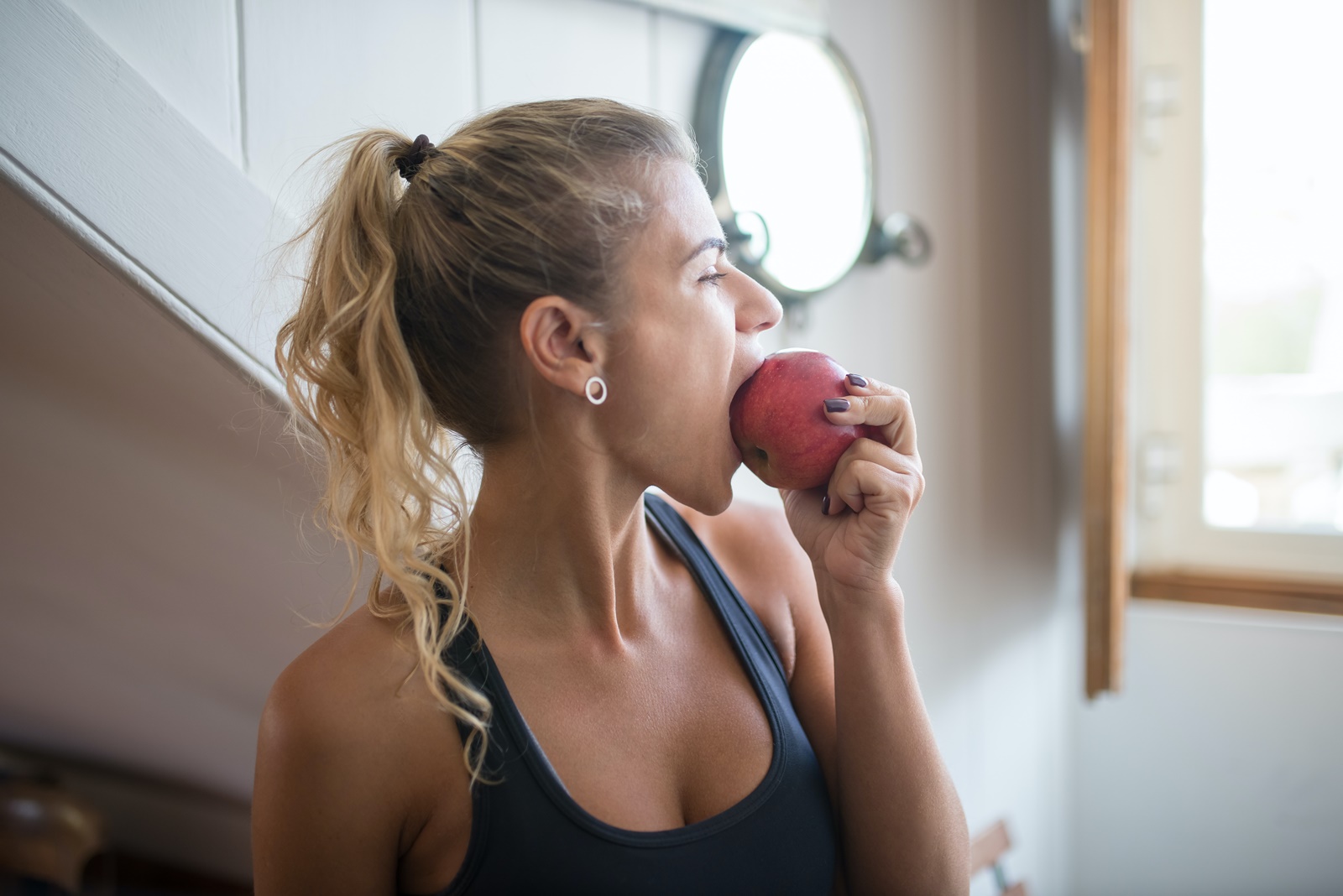 Κόκκινα μήλα οφέλη – θερμίδες: Γιατί πρέπει να τα βάλεις στη διατροφή σου