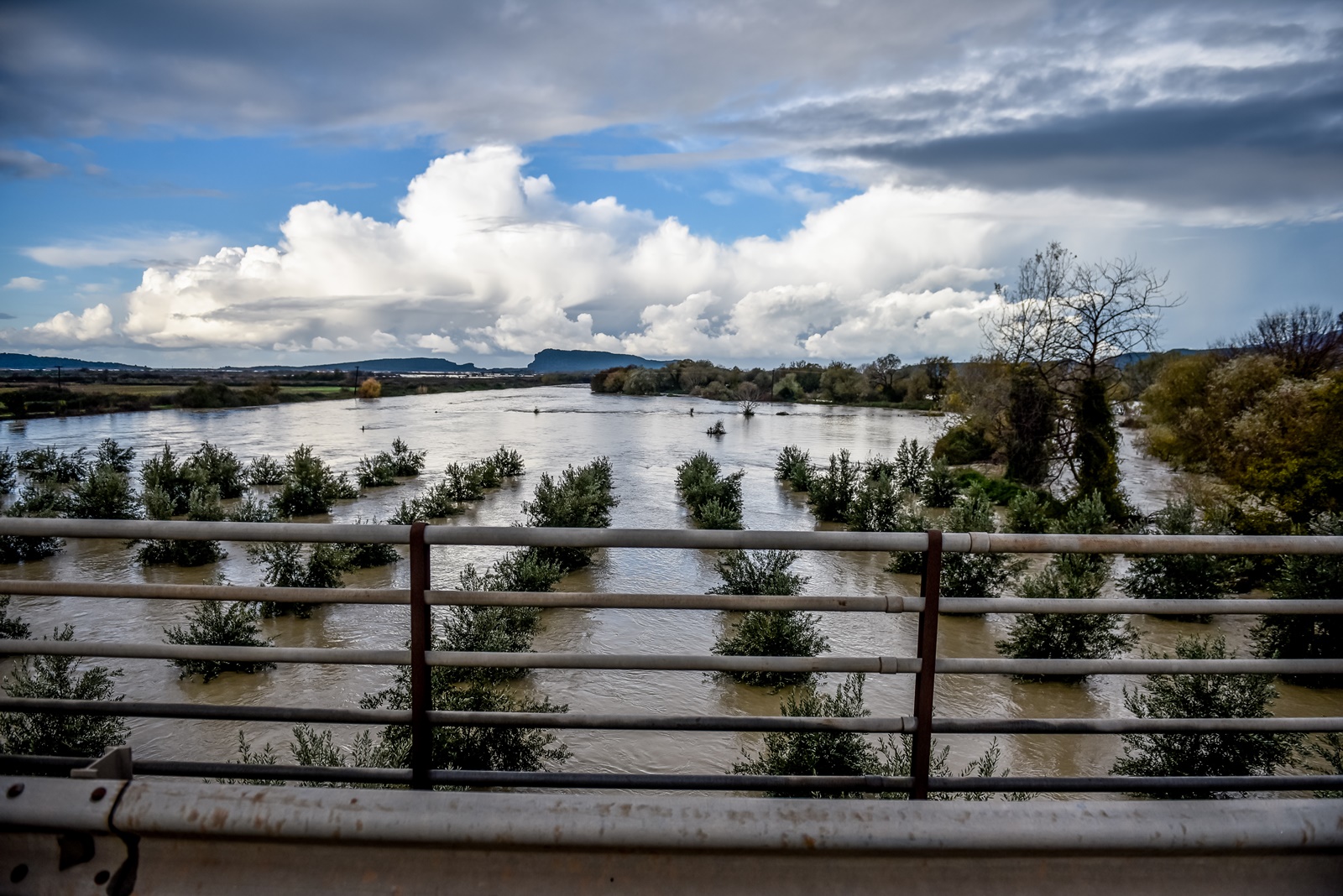 Κακοκαιρία Λαμία: Αυτοκίνητο παρασύρθηκε από χείμαρρο