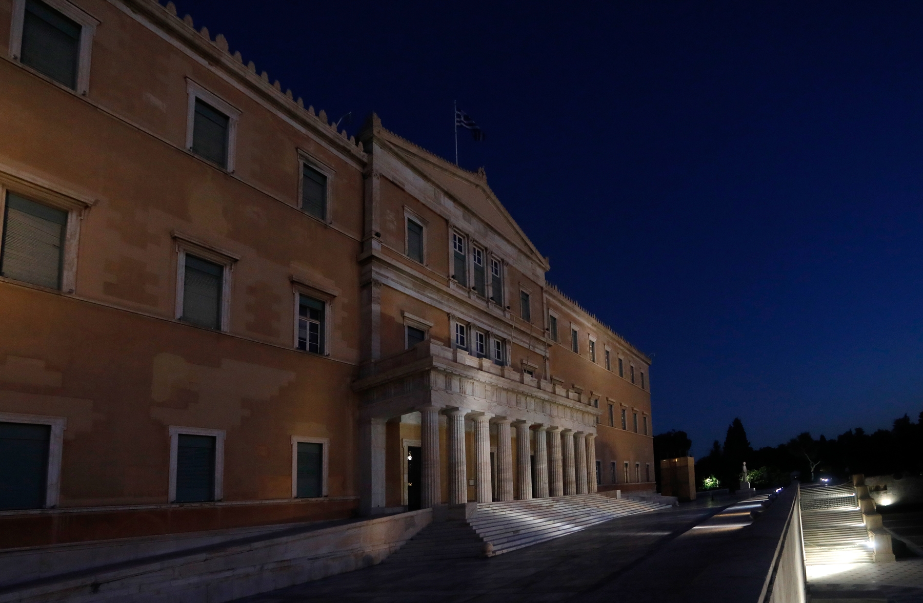 Βουλή φωτισμός: Στο σκοτάδι το ιστορικό κτίριο