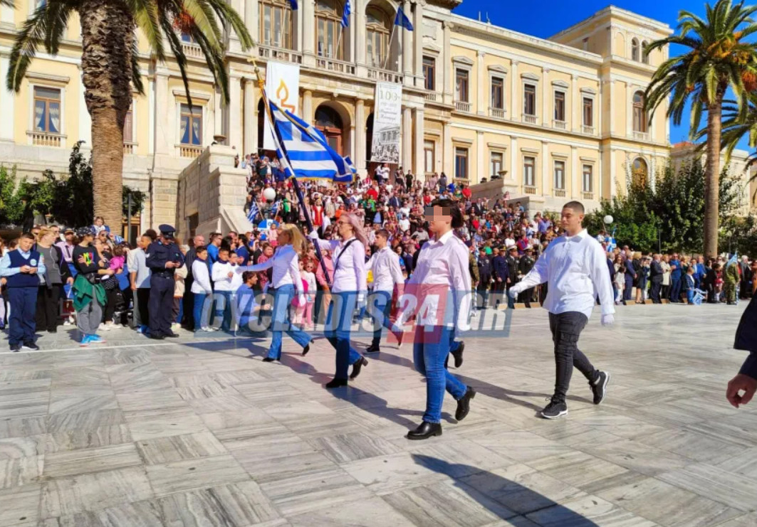 Παρέλαση 28 Οκτωβρίου: Σημαιοφόρος μητέρα και γιος παραστάτης