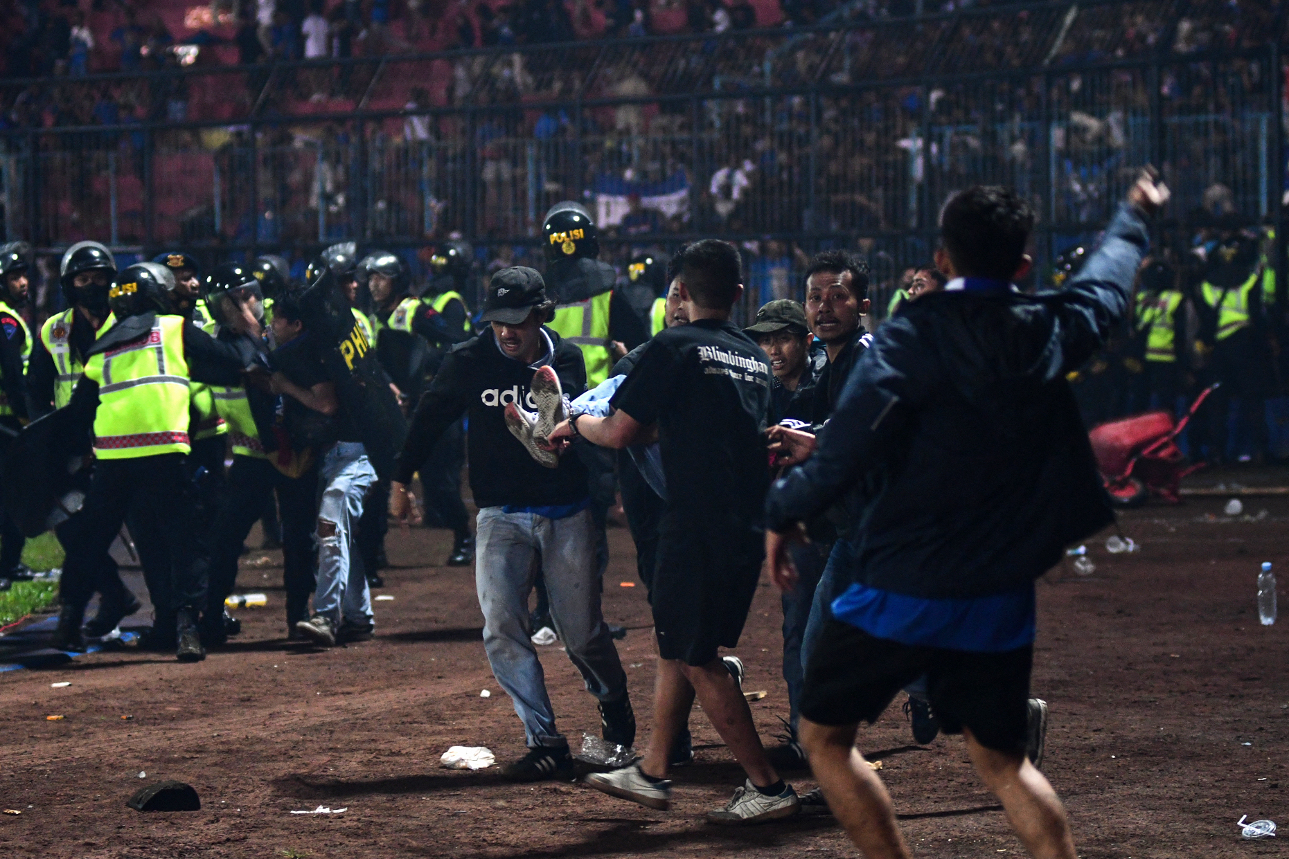 Ινδονησία ποδοπάτημα: Σοκ και χάος, πάνω από 170 νεκροί σε ποδοσφαιρικό γήπεδο