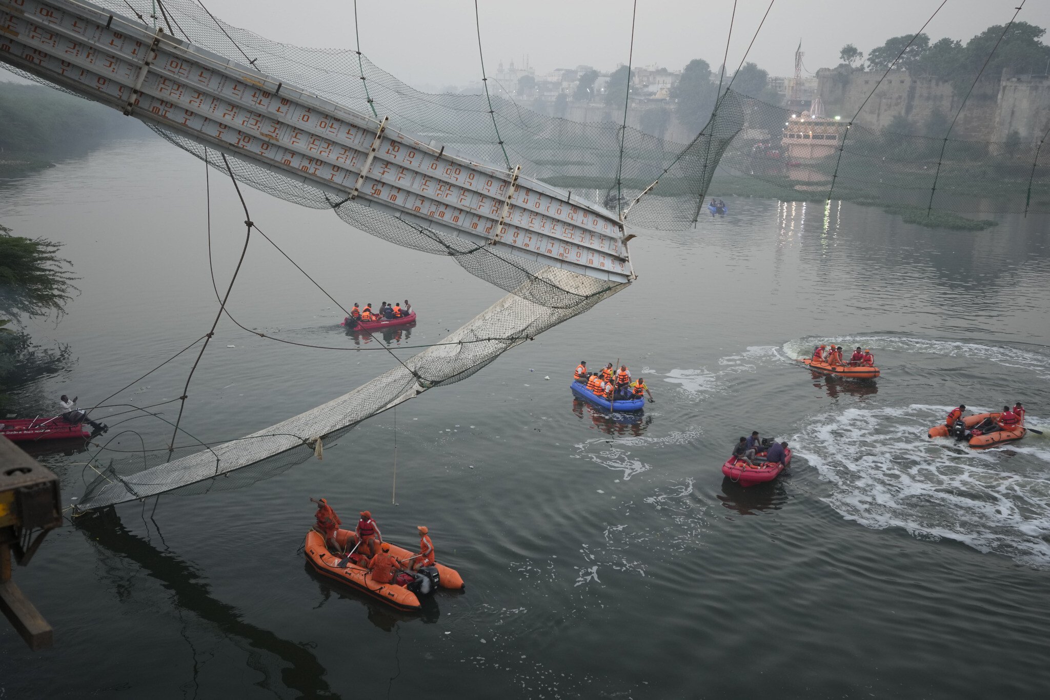 Ινδία γέφυρα – κατάρρευση: Εκατόμβη νεκρών, δύτες ψάχνουν για επιζώντες
